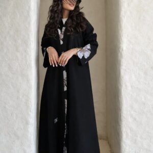 عباية ورد رمادي سوداء شتوية كريب واقف – قصة ربع كلوش بتطريز ورد رمادي أنيق مع طقطق مخفي وطرحة هدية