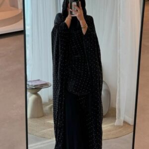 طقم من قطعتين: عباءة مرصعة بأحجار الراين، جاكيت، وغطاء رأس